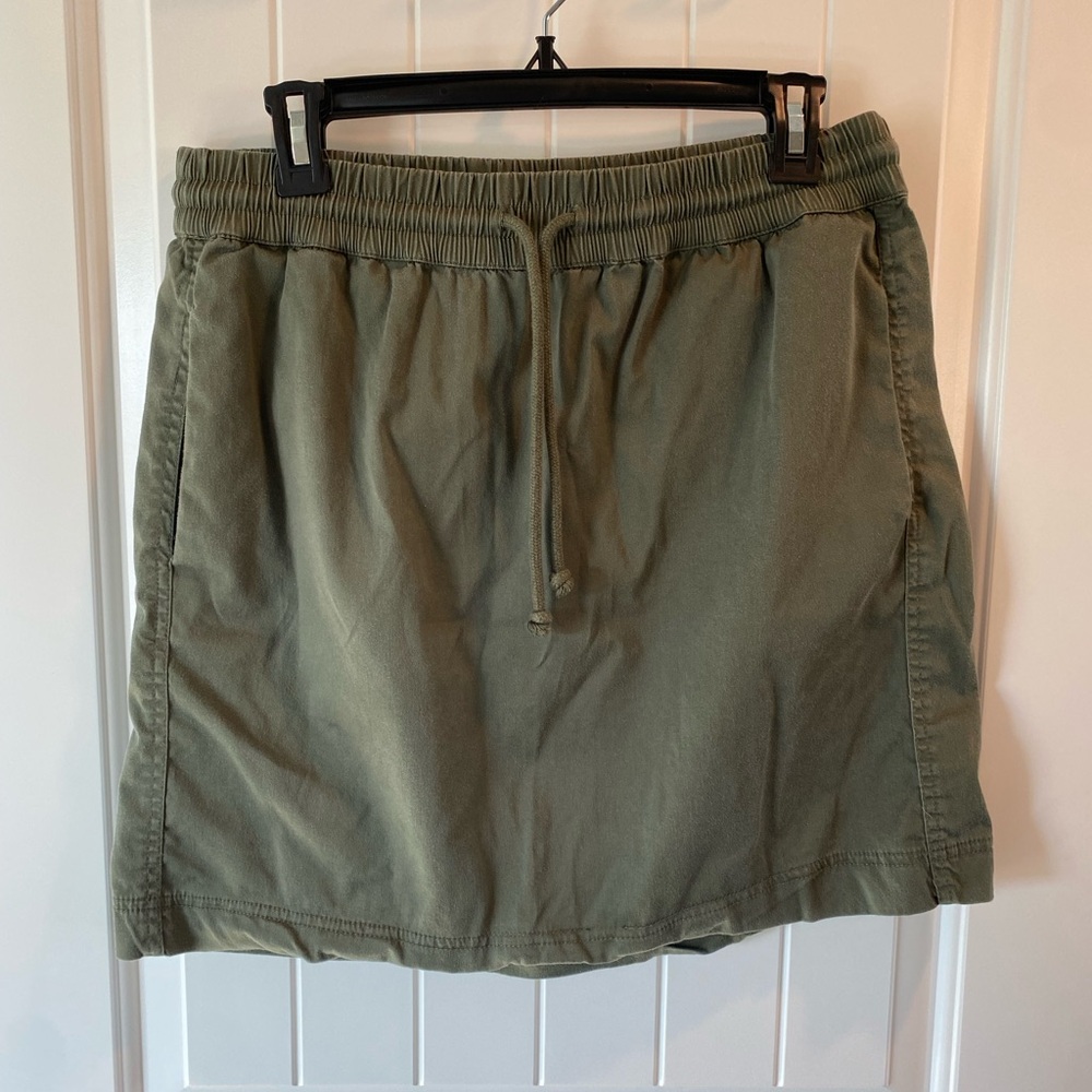 Lou & Grey Sage Green Elastic Waist Skirt